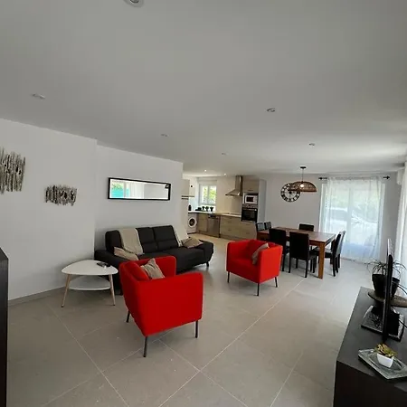 Chez Camille Spacieux 75m2 Climatisation Wifi Parking Terrasse Et Cour Privative A 50 M De La Apartment