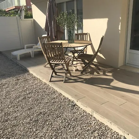 Chez Camille Spacieux 75m2 Climatisation Wifi Parking Terrasse Et Cour Privative A 50 M De La Appartamento Le Grau-du-Roi