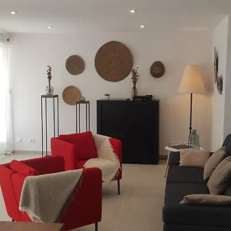 Chez Camille Spacieux 75m2 Climatisation Wifi Parking Terrasse Et Cour Privative A 50 M De La Apartment Le Grau-du-Roi