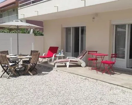 Chez Camille Spacieux 75m2 Climatisation Wifi Parking Terrasse Et Cour Privative A 50 M De La Appartamento Le Grau-du-Roi
