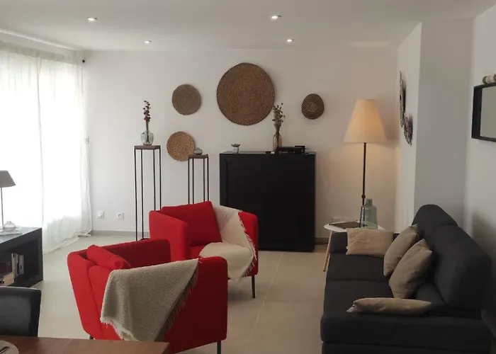 Chez Camille Spacieux 75m2 Climatisation Wifi Parking Terrasse Et Cour Privative A 50 M De La Appartamento Le Grau-du-Roi