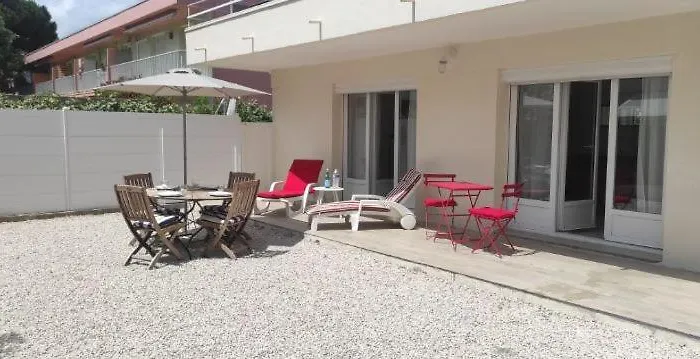 Chez Camille Spacieux 75m2 Climatisation Wifi Parking Terrasse Et Cour Privative A 50 M De La Appartamento Le Grau-du-Roi