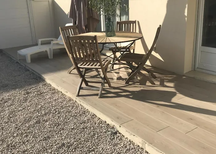 Chez Camille Spacieux 75m2 Climatisation Wifi Parking Terrasse Et Cour Privative A 50 M De La Daire Le Grau-du-Roi