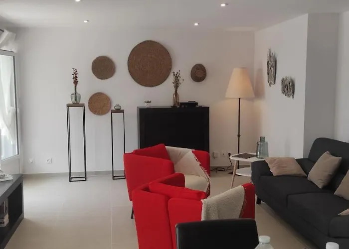 Chez Camille Spacieux 75m2 Climatisation Wifi Parking Terrasse Et Cour Privative A 50 M De La * Le Grau-du-Roi