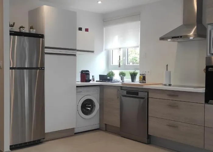 Chez Camille Spacieux 75m2 Climatisation Wifi Parking Terrasse Et Cour Privative A 50 M De La *